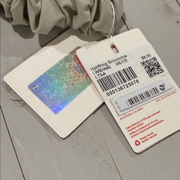 Lululemon Team Canada uplifting scrunchie NWT RARE OLYMPICS 🇨🇦 gray - Picture 2 of 3